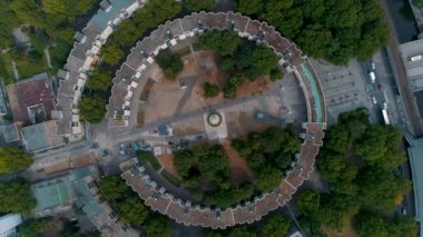 Berlin şehir mimarisinin havadan görünüşü. Yaşayan evler ve iş binaları.