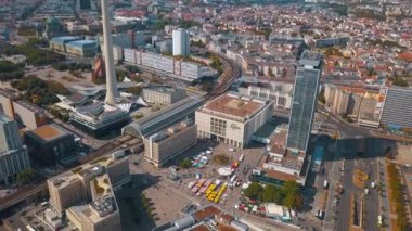 Berlin şehir mimarisinin havadan görünüşü. Yaşayan evler ve iş binaları.