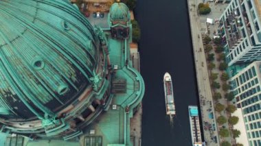 Berlin şehir mimarisinin havadan görünüşü. Yaşayan evler ve iş binaları.