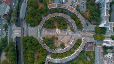 Berlin şehir mimarisinin havadan görünüşü. Yaşayan evler ve iş binaları.