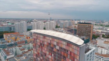 Berlin şehir mimarisinin havadan görünüşü. Yaşayan evler ve iş binaları.