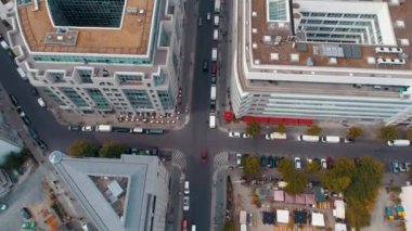 Berlin şehir mimarisinin havadan görünüşü. Yaşayan evler ve iş binaları.