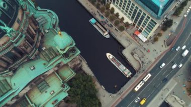Berlin şehir mimarisinin havadan görünüşü. Yaşayan evler ve iş binaları.