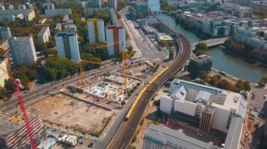 Berlin şehir mimarisinin havadan görünüşü. Yaşayan evler ve iş binaları.