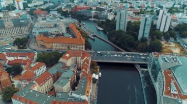 Berlin şehir mimarisinin havadan görünüşü. Yaşayan evler ve iş binaları.