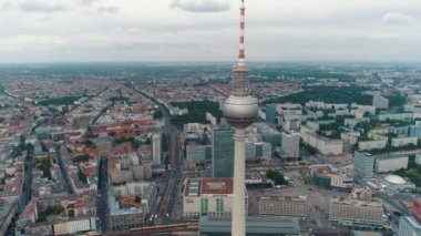 Berlin şehir mimarisinin havadan görünüşü. Yaşayan evler ve iş binaları.