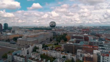 Berlin şehir mimarisinin havadan görünüşü. Yaşayan evler ve iş binaları.