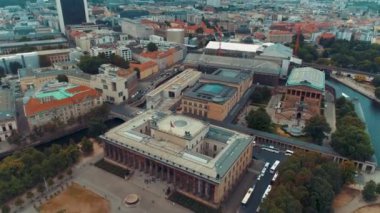 Berlin şehir mimarisinin havadan görünüşü. Yaşayan evler ve iş binaları.