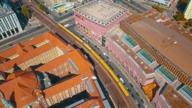 Berlin şehir mimarisinin havadan görünüşü. Yaşayan evler ve iş binaları.