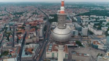 Berlin şehir mimarisinin havadan görünüşü. Yaşayan evler ve iş binaları.
