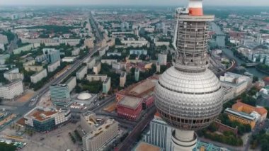 Berlin şehir mimarisinin havadan görünüşü. Yaşayan evler ve iş binaları.