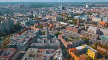 Berlin şehir mimarisinin havadan görünüşü. Yaşayan evler ve iş binaları.