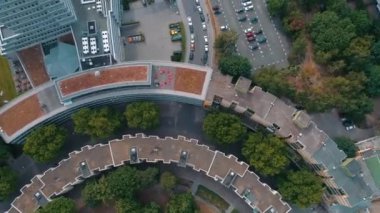 Berlin şehir mimarisinin havadan görünüşü. Yaşayan evler ve iş binaları.