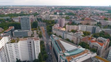 Berlin şehir mimarisinin havadan görünüşü. Yaşayan evler ve iş binaları.