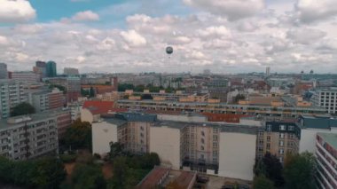 Berlin şehir mimarisinin havadan görünüşü. Yaşayan evler ve iş binaları.