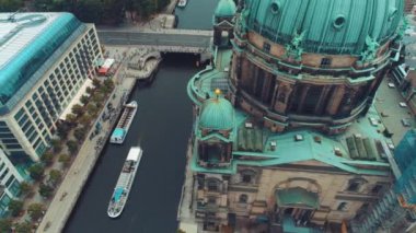 Berlin şehir mimarisinin havadan görünüşü. Yaşayan evler ve iş binaları.