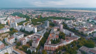 Berlin şehir mimarisinin havadan görünüşü. Yaşayan evler ve iş binaları.