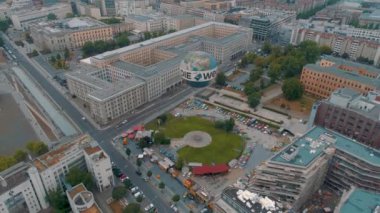 Berlin şehir mimarisinin havadan görünüşü. Yaşayan evler ve iş binaları.