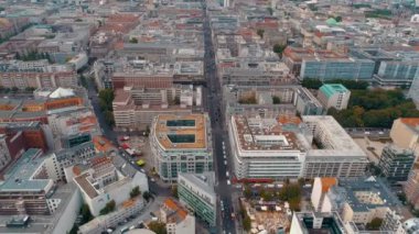 Berlin şehir mimarisinin havadan görünüşü. Yaşayan evler ve iş binaları.