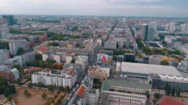 Berlin şehir mimarisinin havadan görünüşü. Yaşayan evler ve iş binaları.