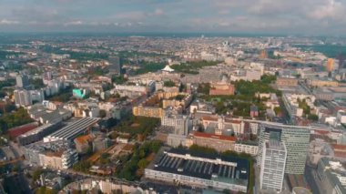Berlin şehir mimarisinin havadan görünüşü. Yaşayan evler ve iş binaları.
