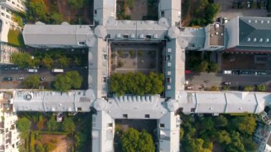 Berlin şehir mimarisinin havadan görünüşü. Yaşayan evler ve iş binaları.