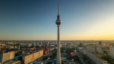 Berlin, Almanya - Mayıs 2019: Orta Berlin ve Spree Nehri yakınlarındaki ünlü televizyon kulesi