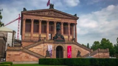 Berlin, Almanya - Mayıs 2019: Eski Ulusal Galeri 'nin tarihi binasının zamanlaması
