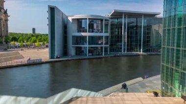 Berlin, Almanya - Mayıs 2019: Spree Nehri üzerinde Bundestag yakınlarındaki şehir merkezinde bulunan bir köprünün zamanlaması.