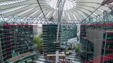 Berlin, Almanya - Mayıs 2019: Berlin Potsdam Meydanı 'ndaki ünlü tarihi eser üzerindeki fütüristik modern binanın zamanlaması.