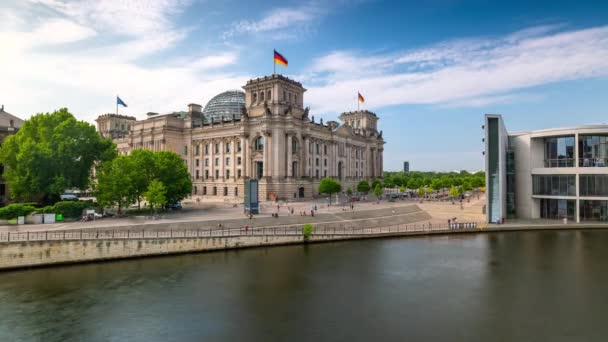 Берлин Германия Май 2019 Timelapse View Berlin City Reichstag Riverside — стоковое видео