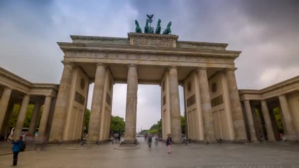 ベルリン ドイツ 2019年5月 日中に有名な歴史的建造物ブランデンブルク門のタイムラプスビュー — ストック動画