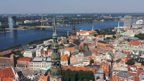 RIGA, LATVIA - MAYO 2019: Hermosa vista panorámica aérea del casco antiguo de Riga por la catedral de San Pedro . — Vídeos de Stock