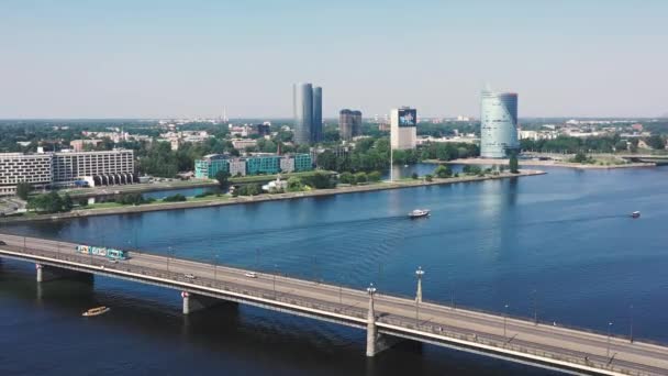 RIGA, LATVIA - MAYO 2019: Vista aérea del puente a través del río Daugava en el centro de la ciudad en un día soleado . — Vídeos de Stock