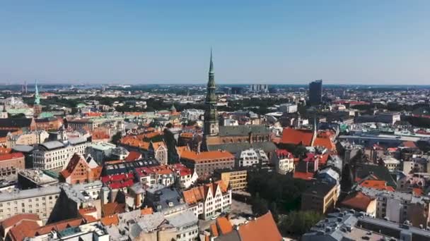 RIGA, LATVIA - MAYO 2019: Hermosa vista panorámica aérea del casco antiguo de Riga por la catedral de San Pedro . — Vídeos de Stock