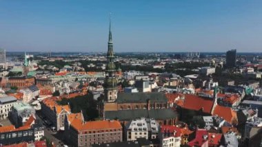 Riga, Letonya - Mayıs 2019: St. Peters katedralinin eski Riga kasabasının güzel hava manzarası.