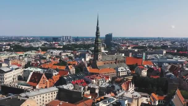 RIGA, LATVIA - MAYO 2019: Hermosa vista panorámica aérea del casco antiguo de Riga por la catedral de San Pedro . — Vídeos de Stock