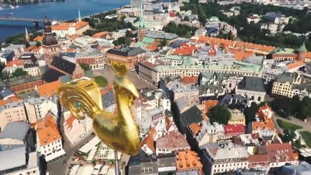 Riga, Lettland - Mai 2019: Luftaufnahme der Altstadt von Riga am Petersdom mit Wetterfahne. — Stockvideo