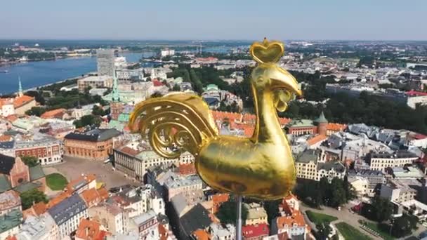 Riga, Lotyšsko - květen, 2019: Letecký výhled na staré město Riga u katedrály sv. Petra s větrnou kostrou. — Stock video