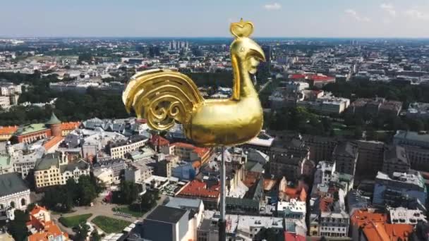 Riga, Lotyšsko - květen, 2019: Letecký výhled na staré město Riga u katedrály sv. Petra s větrnou kostrou. — Stock video