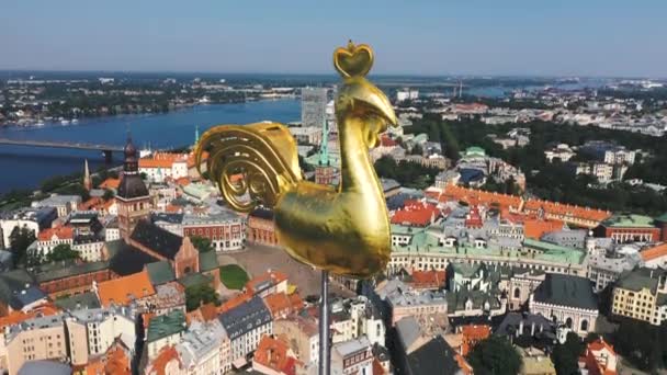 RIGA, LATVIA - MAYO 2019: Vista aérea del casco antiguo de Riga por la catedral de San Pedro con veleta meteorológica . — Vídeo de stock