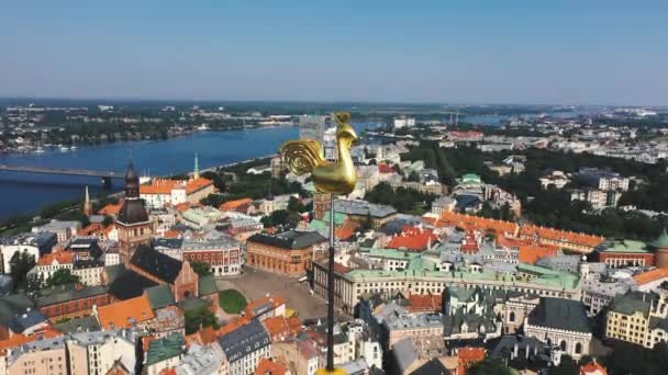 Riga, Letland - mei 2019: Uitzicht vanuit de lucht op de oude binnenstad van Riga bij de St. Peters kathedraal met windvaan. — Stockvideo