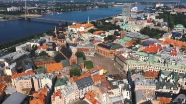 Riga, Letonya - Mayıs 2019: Katedralli tarihi yer ve Daugava Nehri üzerindeki köprü.