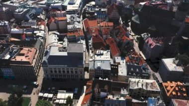 Riga, Letonya - Mayıs 2019: Eski Riga kasabasının çatılarının insansız hava aracı görüntüsü.