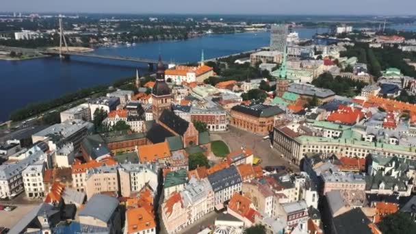 Riga, Lotyšsko - květen, 2019: Letecký pohled na historické místo Rigy s katedrálou a mostem přes řeku Daugavu. — Stock video