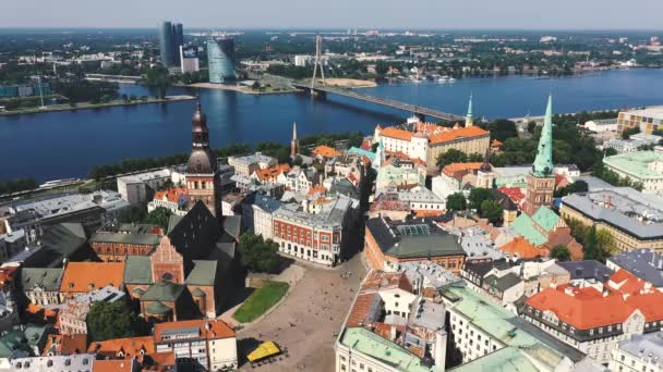 Riga, Lotyšsko - květen, 2019: Letecký pohled na historické místo Rigy s katedrálou a mostem přes řeku Daugavu. — Stock video