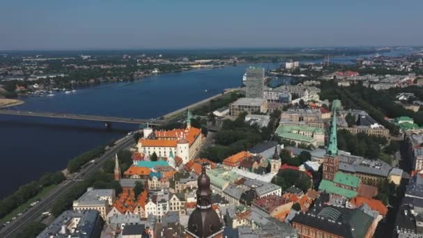 RIGA, LETTONIA - MAGGIO 2019: Veduta aerea del drone sul fiume Daugava e sul lungomare vicino alla parte storica della città . — Video Stock