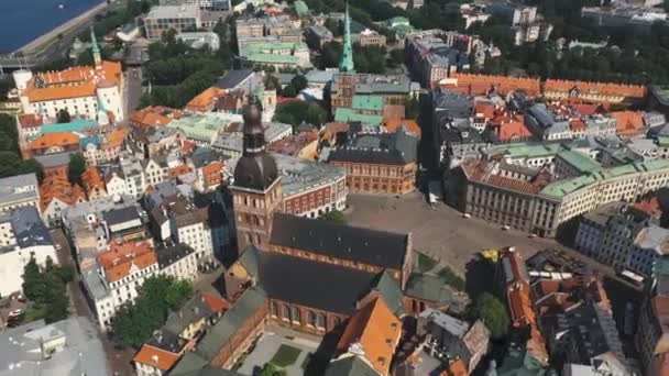 Riga, Lettland - maj 2019: Flygvy över Domkyrkan och Riga slott i gamla stan i Riga. — Stockvideo