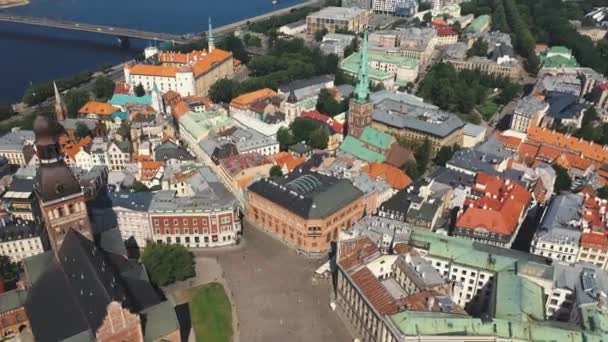 Riga, Lettország - 2019. május: Légi panoráma Riga óvárosának kupola katedrálisára és Riga várára. — Stock videók