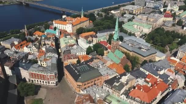 Riga, Lettland - Mai 2019: Luftaufnahme des Rigaer Schlosses im historischen Stadtzentrum von Riga. — Stockvideo